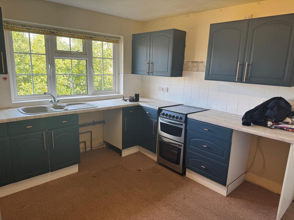 Lot: 129 - TWO-BEDROOM FLAT WITH GARAGE AND GARDEN - The Kitchen